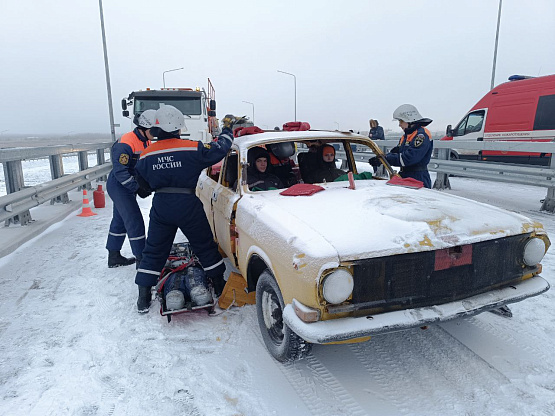 На М-11 «Нева» прошли учения по ликвидации последствий ДТП на путепроводе