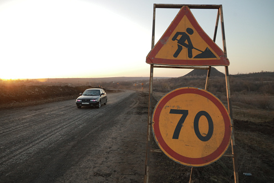 В ДНР капитально ремонтируют дорогу к школе