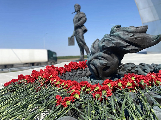 Дорожники возложили цветы к памятнику Герою Советского Союза Мусе Гарееву